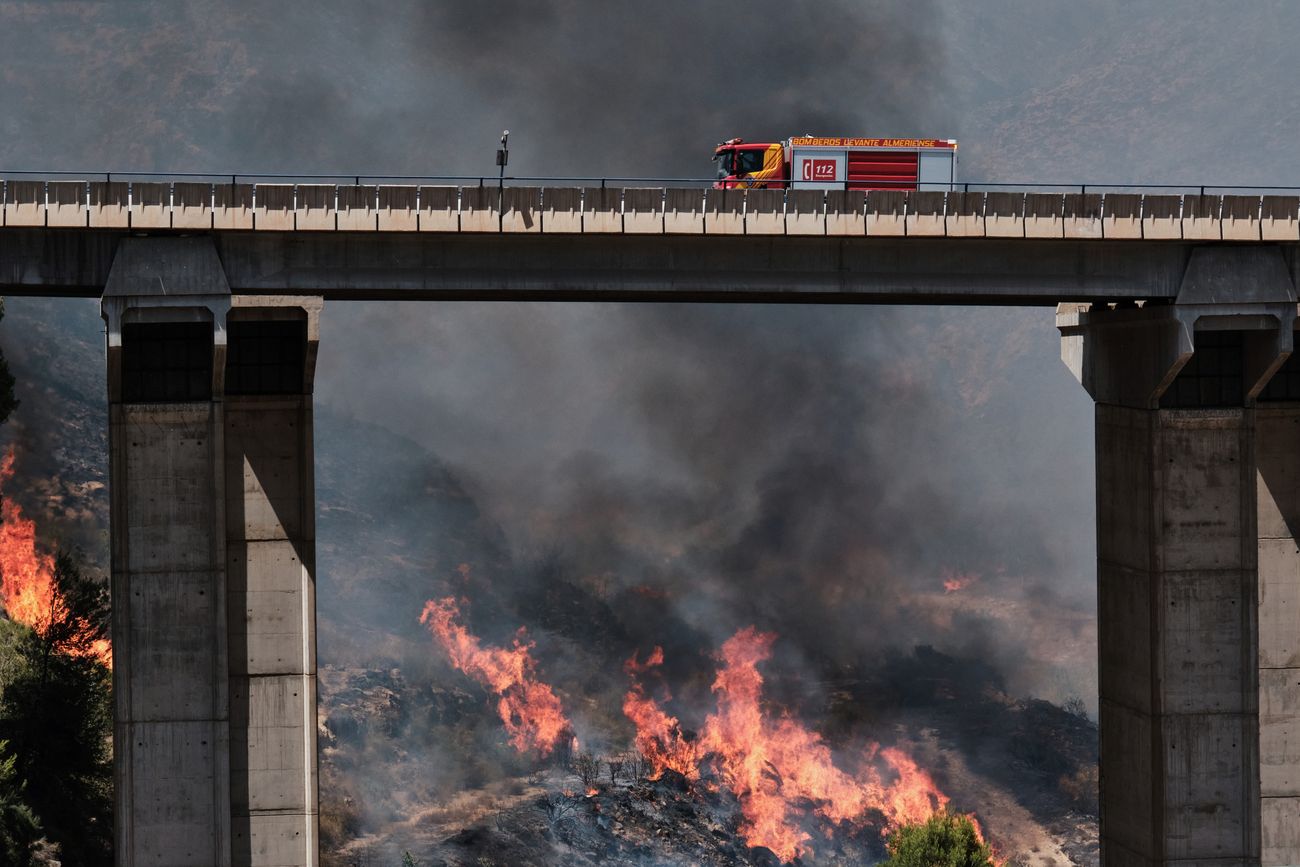 Sigue el trágico incendio en España que ya se cobró 12 vidas: angustia por los 23 desaparecidos