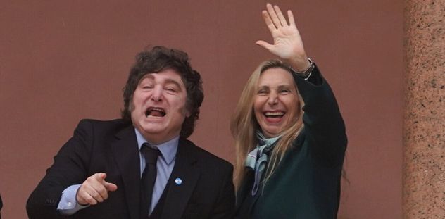 El presidente Javier Milei tuvo que aceptar que Diego Santilli suceda a su protegido Manuel Adorni, pero todo indica que no le quitó a su hermana Karina Milei la lapicera para las candidaturas del año que viene. (Gentileza Clarín)