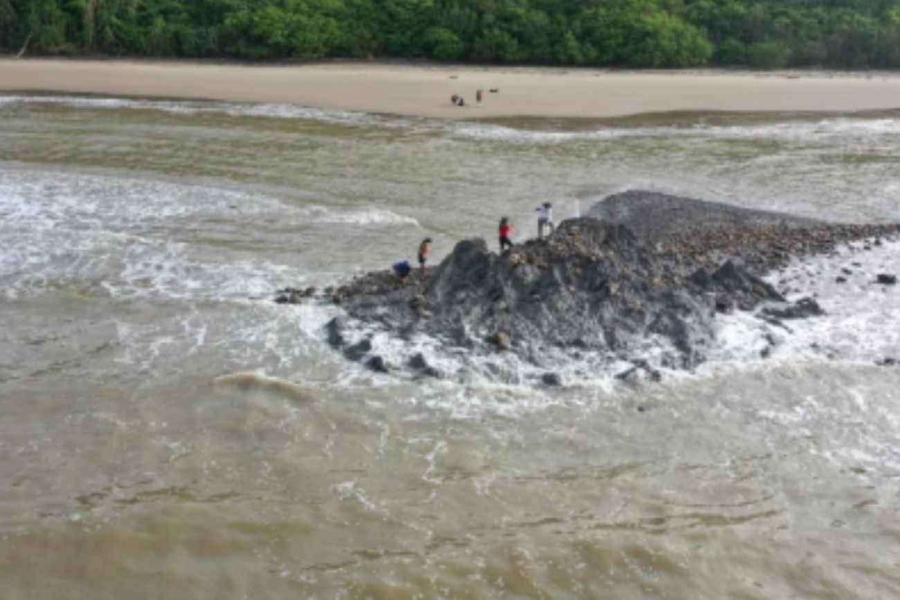 Científicos hallan un volcán de lodo frente a Trinidad formado por los terremotos en Venezuela.