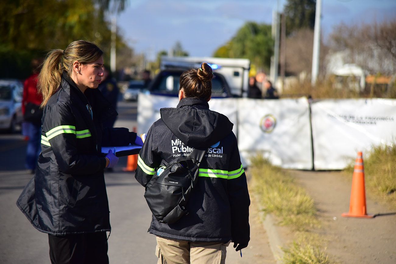 Peritos de Policía Judicial trabajan en el presunto siniestro vial en Villa Retiro.