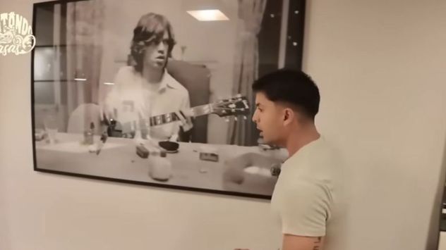 Gastón Edul mostró cómo es su casa: deporte, música y diseño moderno.