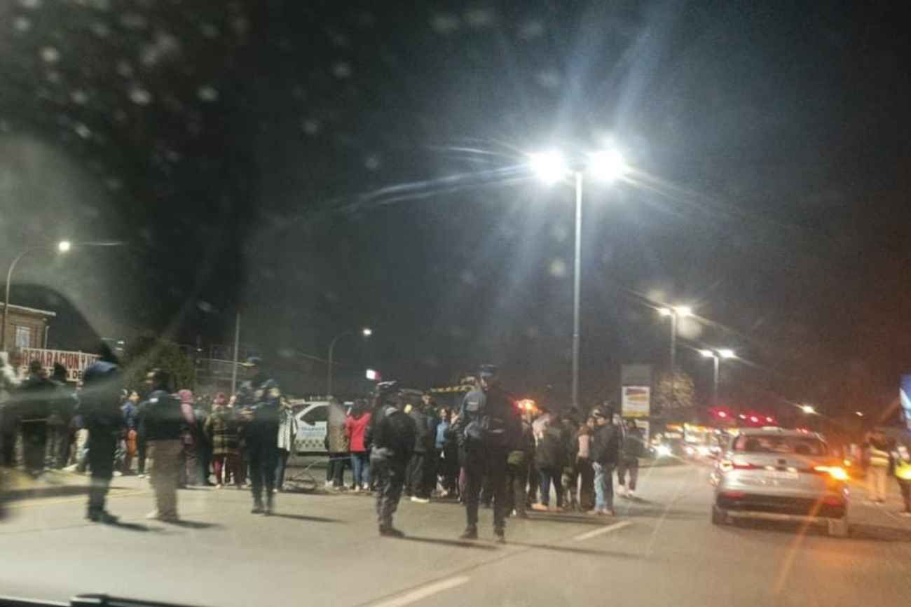 Fuerte operativo en la feria de Armada Argentina en Córdoba.