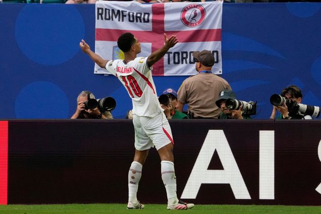 Jude Bellingham festeja su segundo gol con Inglaterra ante Noruega, por los cuartos de final del Mundial.