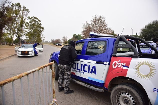Fería ilegal en avenida Armada Argentina. Fuerte presencia policial donde efectivos custodian el predio tras el desmantelamiento de la feria ilegal.