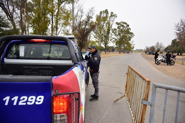 Fería ilegal en avenida Armada Argentina. Fuerte presencia policial donde efectivos custodian el predio tras el desmantelamiento de la feria ilegal.