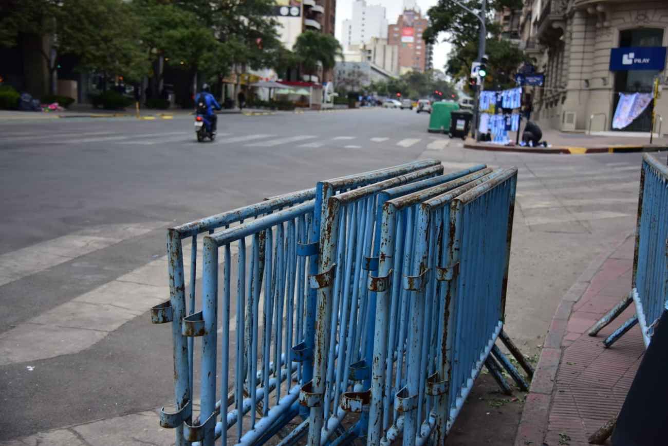 La Policía desplegó un operativo preventivo en el Patio Olmos y sus alrededores, donde ya se observa movimiento de personas, de cara a los posibles festejos por el partido de esta noche.