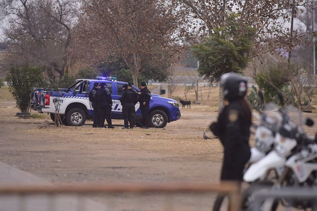 Fería ilegal en avenida Armada Argentina. Fuerte presencia policial donde efectivos custodian el predio tras el desmantelamiento de la feria ilegal.