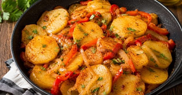 Cómo hacer papas españolas: la receta fácil, económica y llena de sabor.
