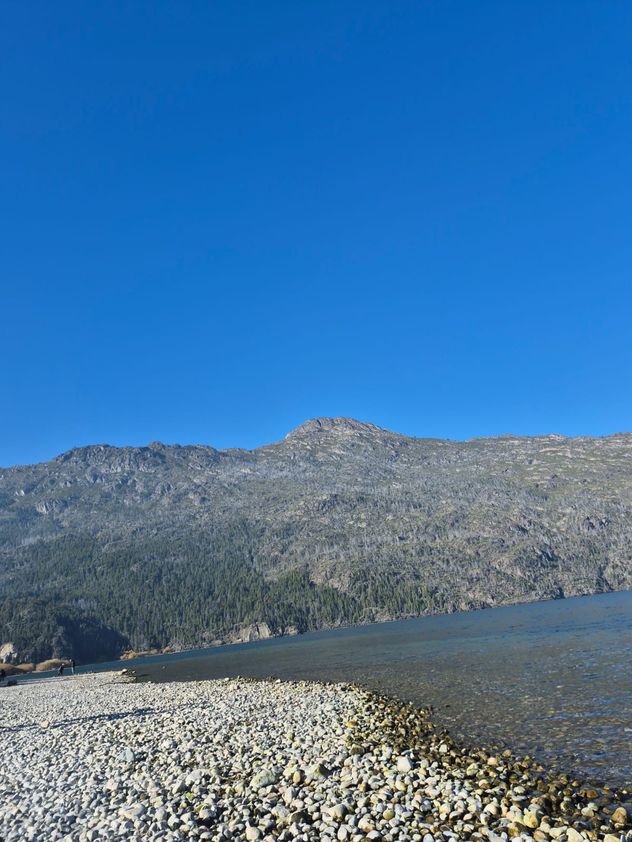 Imagen de Lago Puelo de este invierno 2026, después de un verano en el que los incendios avanzaron en la Patagonia Norte.