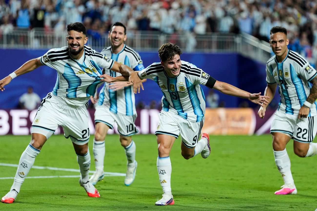 Julián Álvarez salvó a la selección nacional ante Suiza con un golazo, y la encaminó a las semifinales. (AP)
