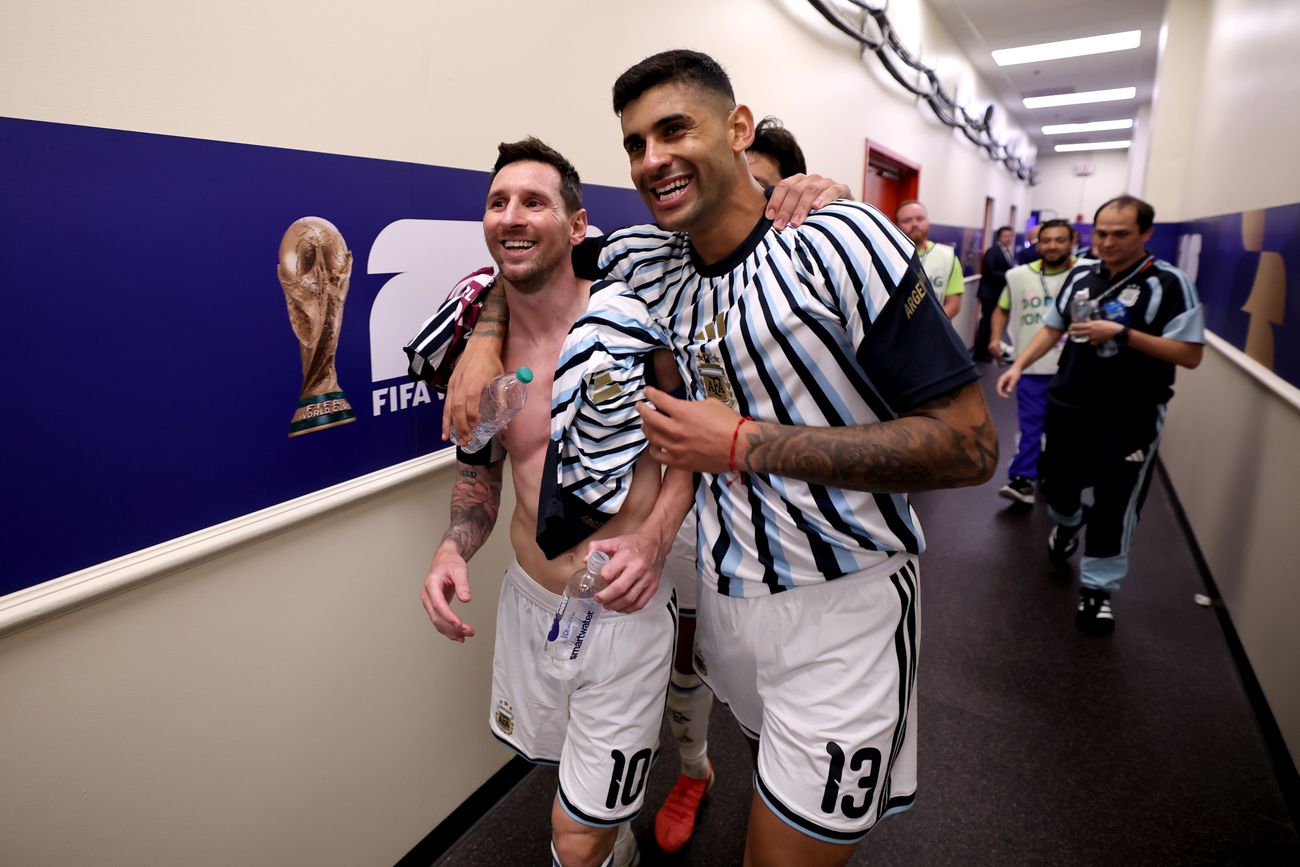 Messi y el Cuti Romero tras avanzar a semifinales.