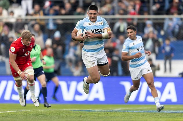 El cordobés Joaquín Oviedo vuela para apoyar uno de los dos tries que marcó ante Gales, en San Juan.