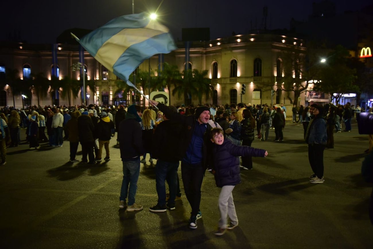 Festejos en el Patio Olmos por el pase de Argentina a semifinales del Mundial.