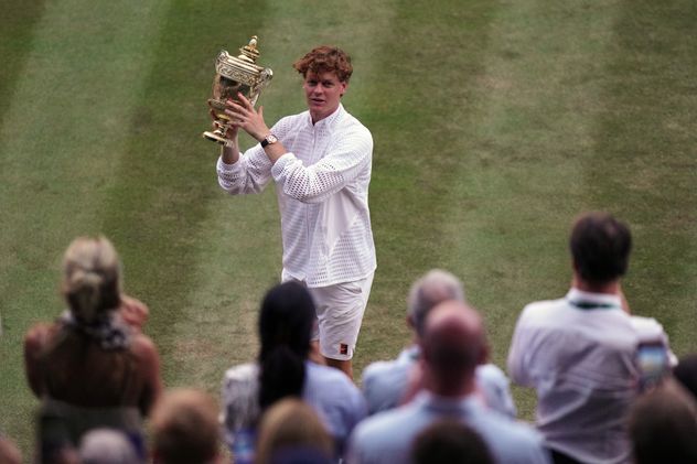 Jannik Sinner, número uno del mundo, superó al alemán Alexander Zverev y conquistó por segundo año seguido el título en Wimbledon.