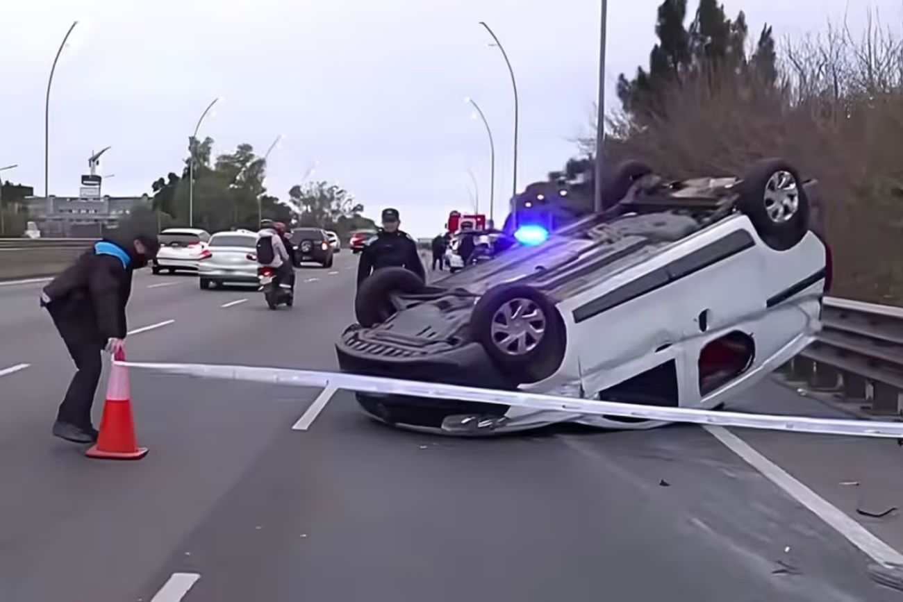 Buenos Aires: chocaron a un perito de Seguridad Vial que venía de un siniestro y su camioneta volcó