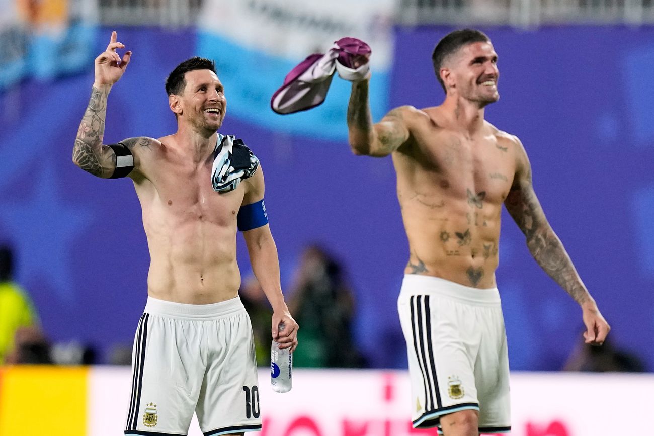 Messi y De Paul celebran tras la clasificación.