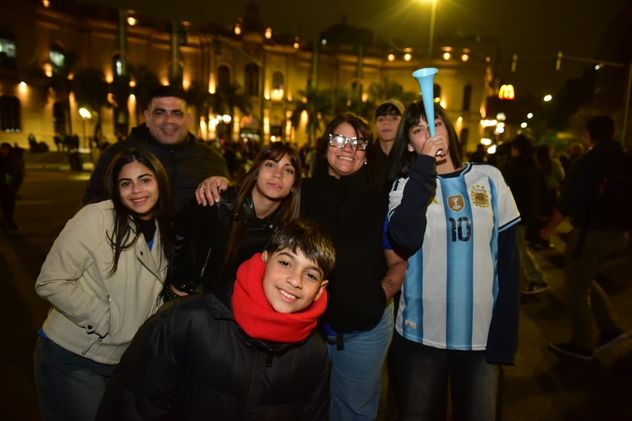 Festejos en el Patio Olmos por el pase de Argentina a semifinales del Mundial.