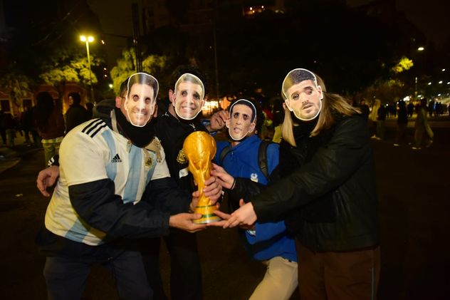 Festejos en el Patio Olmos por el pase de Argentina a semifinales del Mundial.