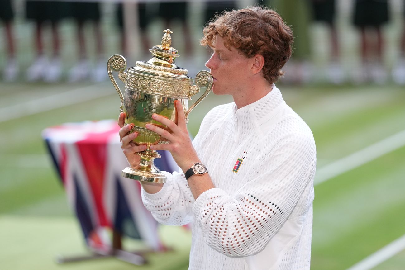 Jannik Sinner, número uno del mundo, superó al alemán Alexander Zverev y conquistó por segundo año seguido el título en Wimbledon. (AP)