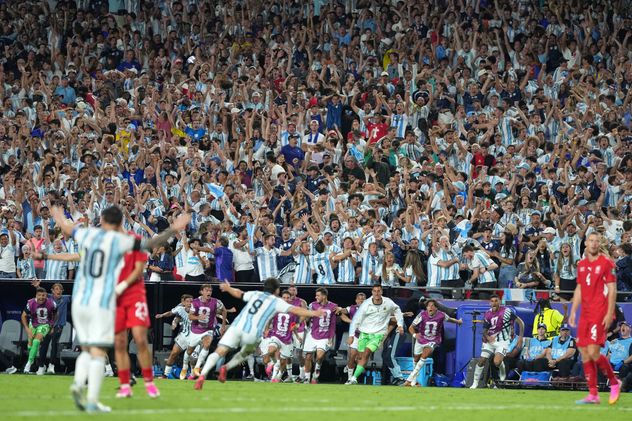 Los hinchas argentinos buscan opciones de conectividad aérea de último momento para acompañar al equipo en la etapa decisiva del torneo. (AP)