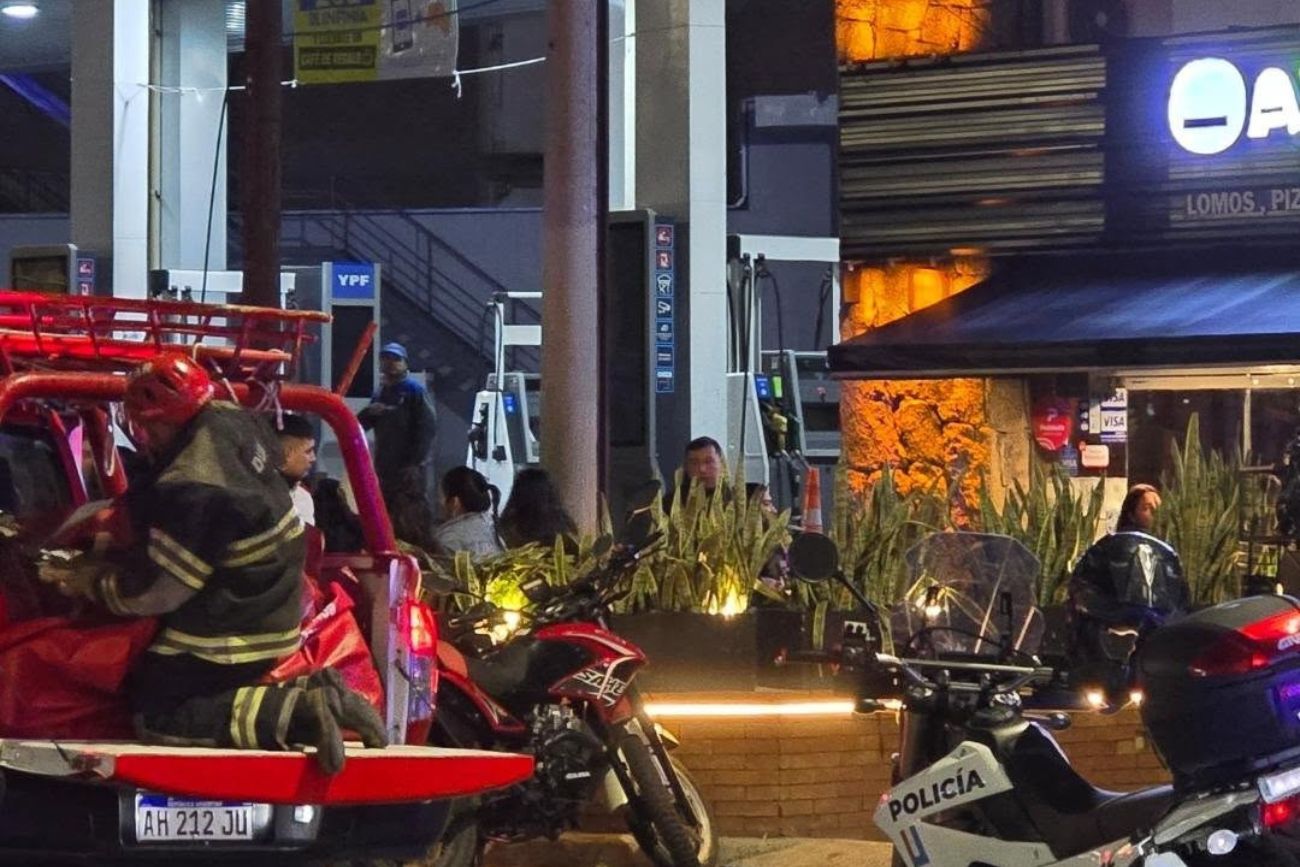 Incendio en un restaurante de Villa Carlos Paz: controlaron las llamas y hubo intoxicados por humo