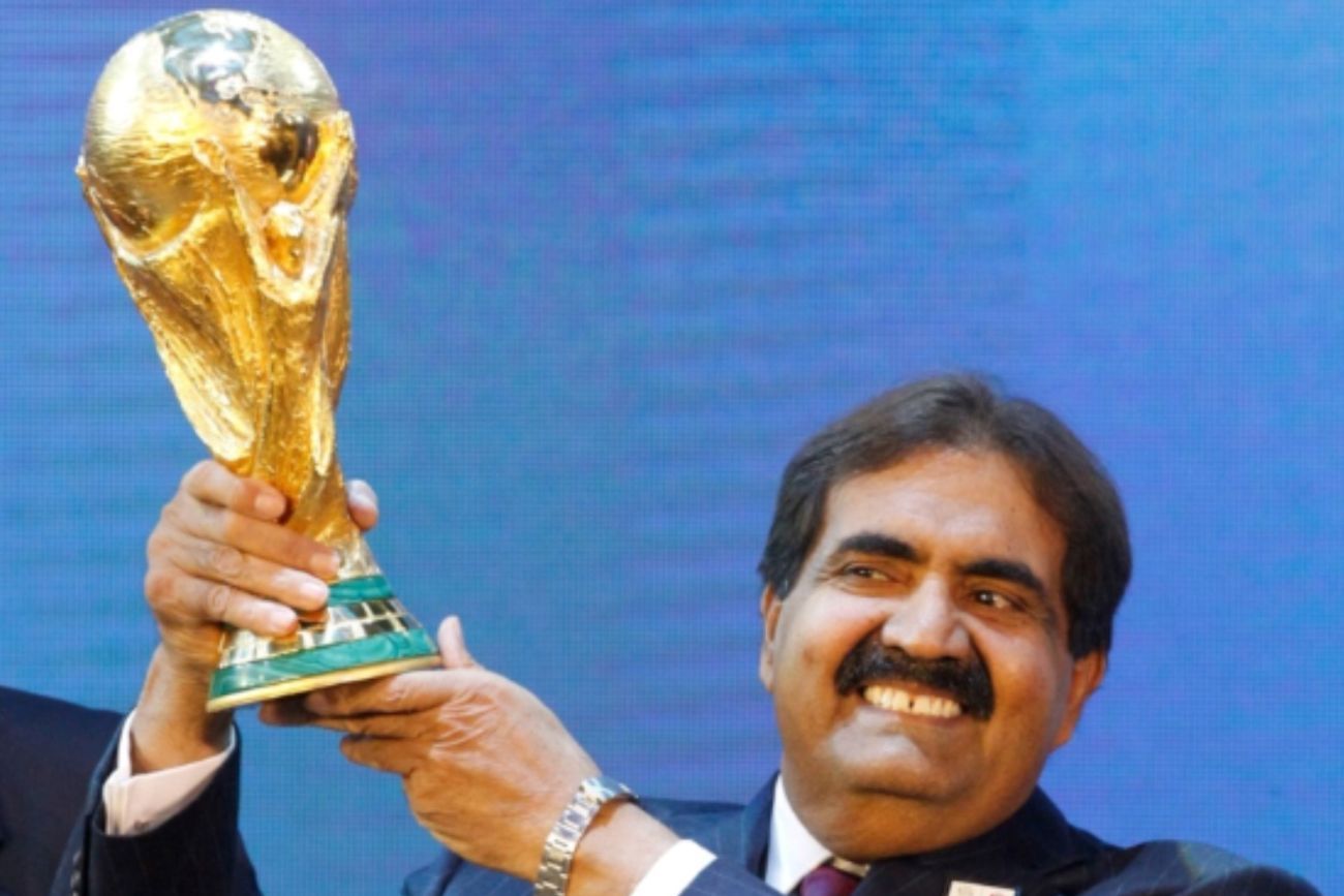 ARCHIVO - El jeque Hamad bin Khalifa Al Thani, emir de Qatar, sostiene el trofeo de la Copa Mundial tras el anuncio de que Qatar será la sede de la Copa Mundial de Fútbol de 2022 en Zúrich, Suiza, el 2 de diciembre de 2010. 