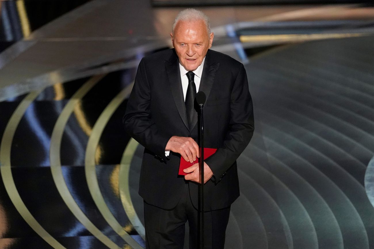 anthony Hopkins presentando el premio Oscar a mejor actriz, en 2022. (AP Photo/Chris Pizzello)
