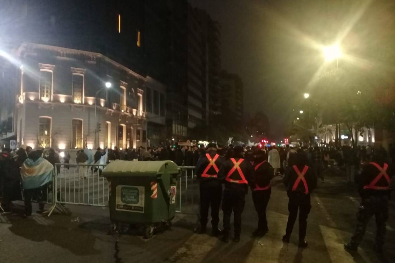 Imágenes del operativo de seguridad en el Patio Olmos por los festejos tras el triunfo de la selección argentina.  