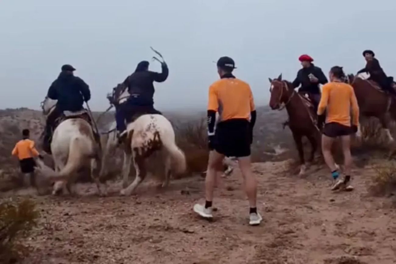 Violencia: jinetes atacaron a rebencazos y pedradas a corredores