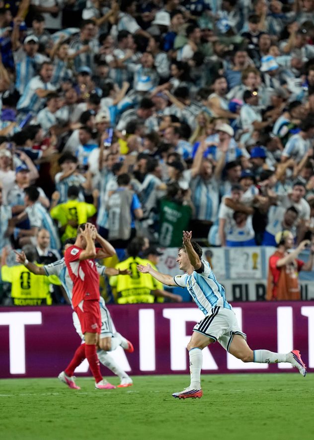 Julián Álvarez salvó a la selección nacional ante Suiza con un golazo, y la encaminó a las semifinales. (AP)