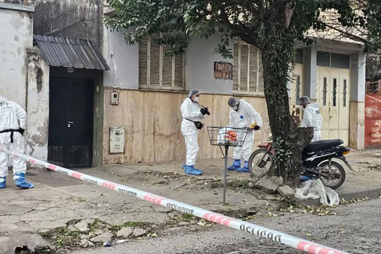Un joven que chocó contra un árbol en Tucumán: tenía un disparo en la espalda