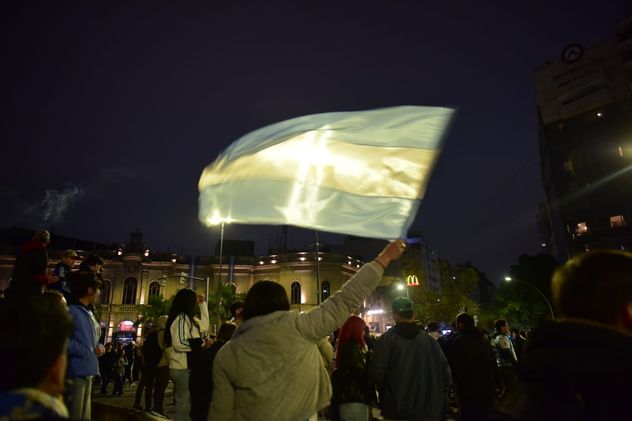 Festejos en el Patio Olmos por el pase de Argentina a semifinales del Mundial.