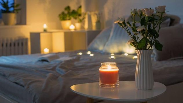 En el Feng Shui, las velas representan el elemento fuego y se utilizan para activar y equilibrar la energía de los ambientes.