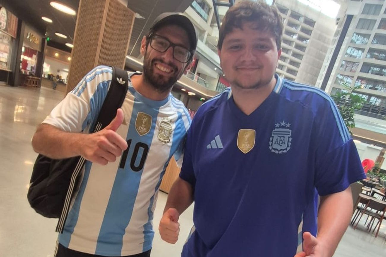 Juan y Matías, hinchas argentinos que palpitan en Atlanta el duelo semifinal de la selección con Inglaterra en el Mundial 2026. (La Voz)