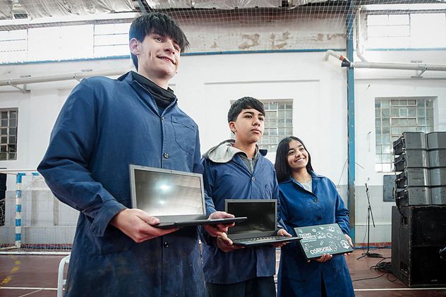 El gobernador Martín Llayora hizo entrega de más de 400 netbooks a escuelas de Villa María y la región.