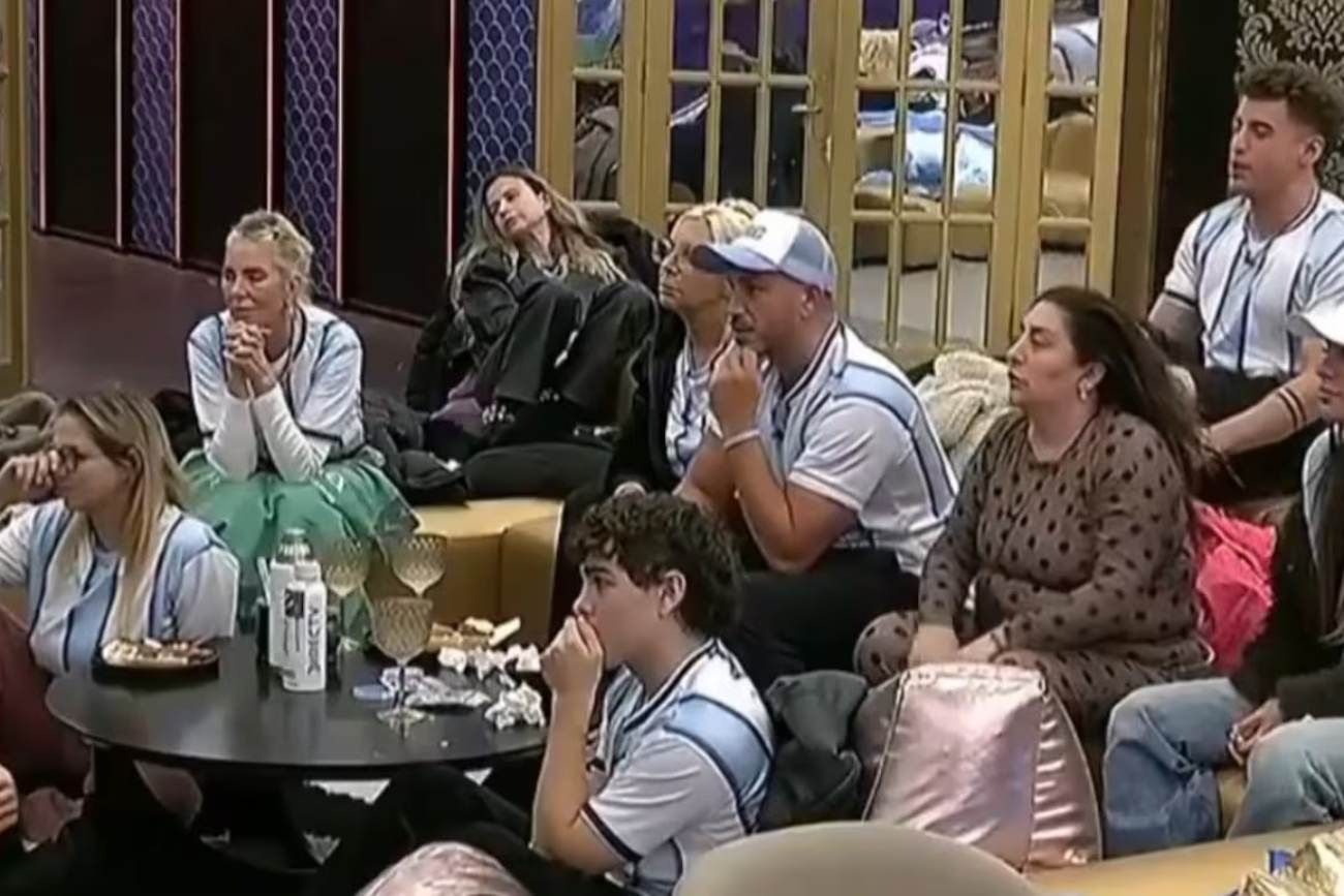 Los "hermanitos", alentando y criticando a La Scaloneta. (Captura)