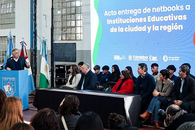 El gobernador Martín Llayora hizo entrega de más de 400 netbooks a escuelas de Villa María y la región.
