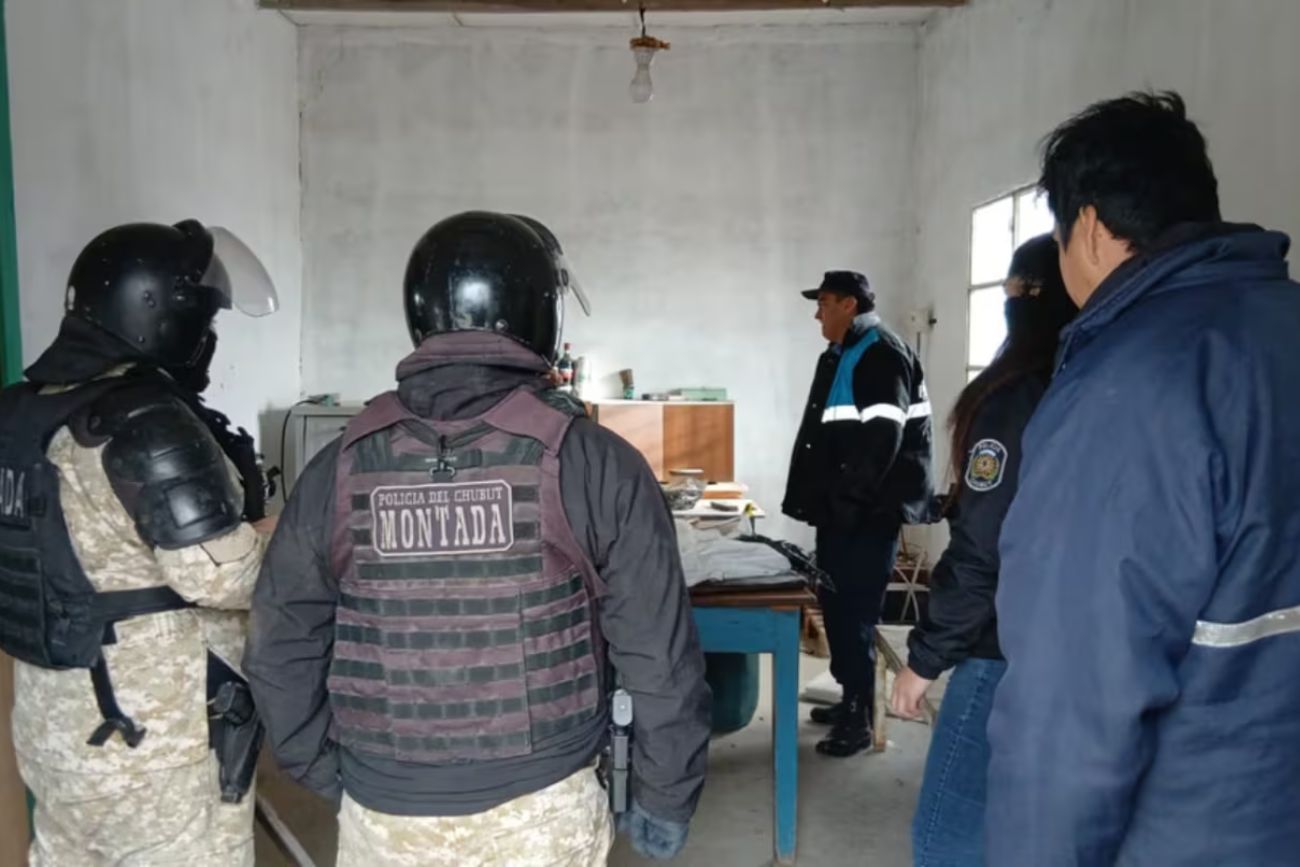 Hicieron un boquete en el techo para robar más de $ 500 mil en un corralón de Chubut