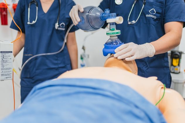 No se trata de reemplazar al equipo de salud, sino de brindar una primera respuesta adecuada cuando cada minuto es determinante.