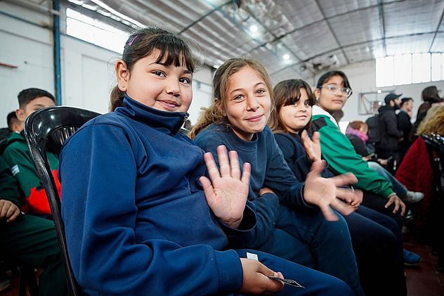 El gobernador Martín Llayora hizo entrega de más de 400 netbooks a escuelas de Villa María y la región.