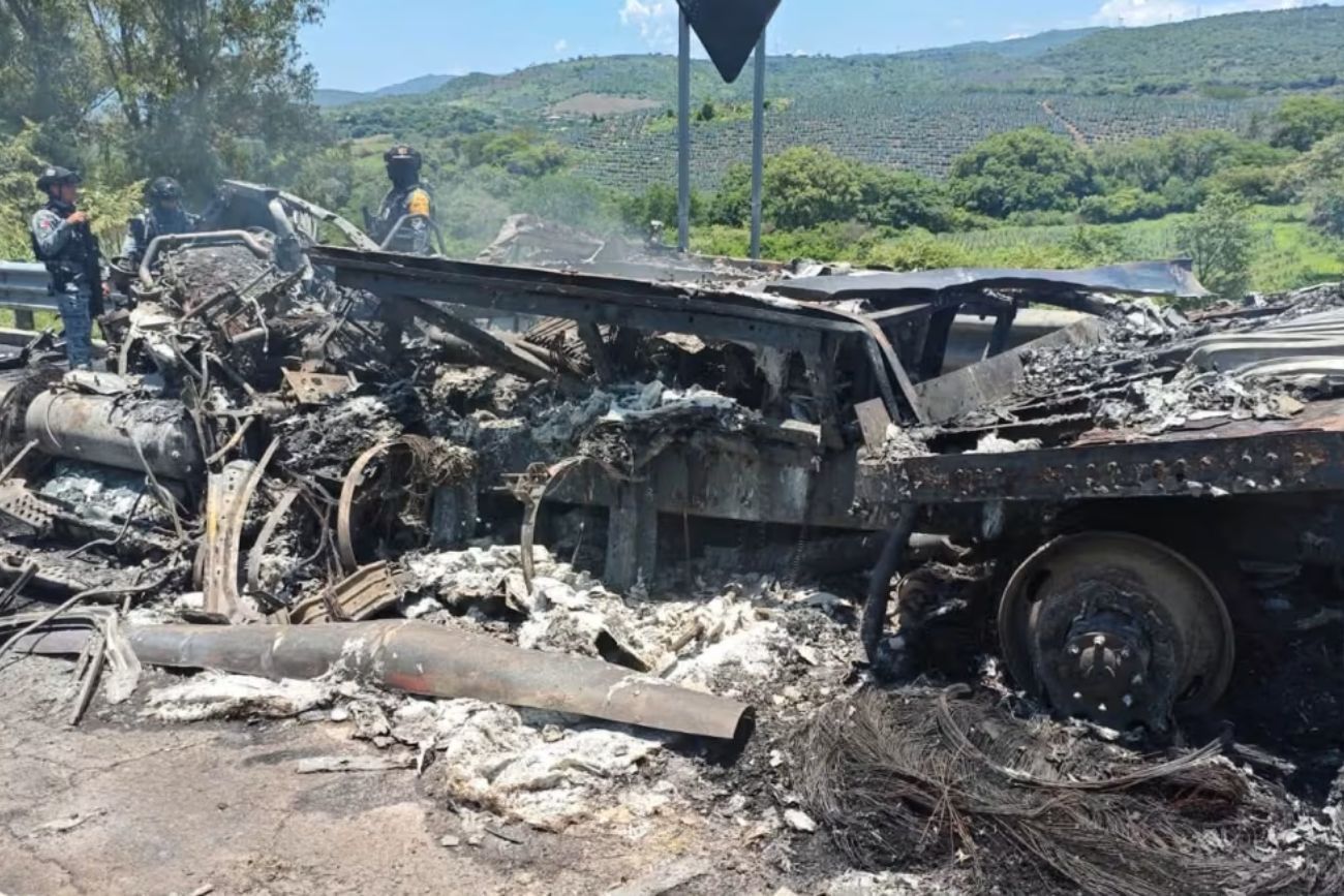 Tragedia en la autopista de Guadalajara: choque múltiple e incendio dejó al menos 10 muertos