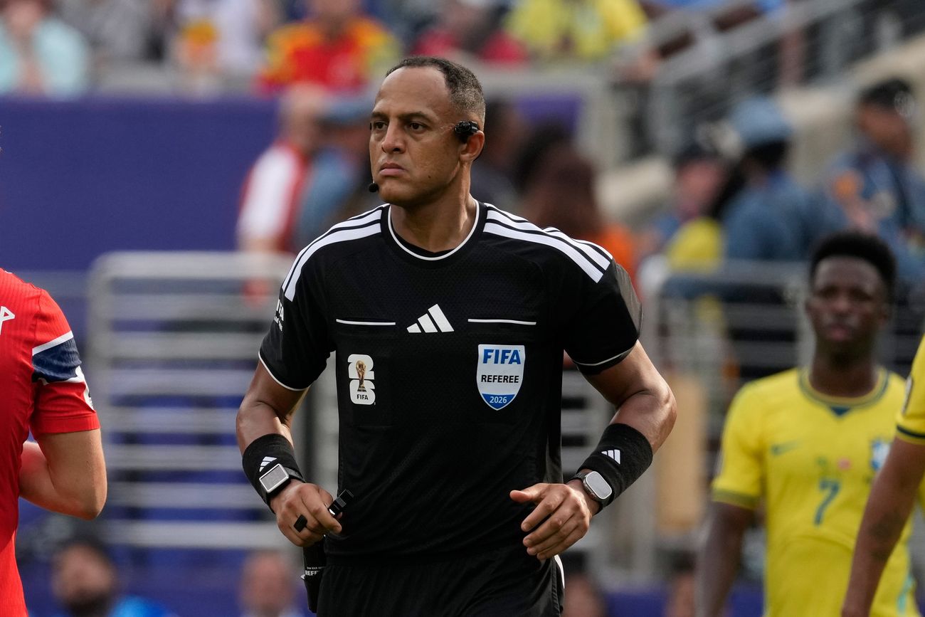 Ismail Elfath, de Estados Unidos, dirigirá el duelo de semifinales del Mundial entre Argentina e Inglaterra. (AP)