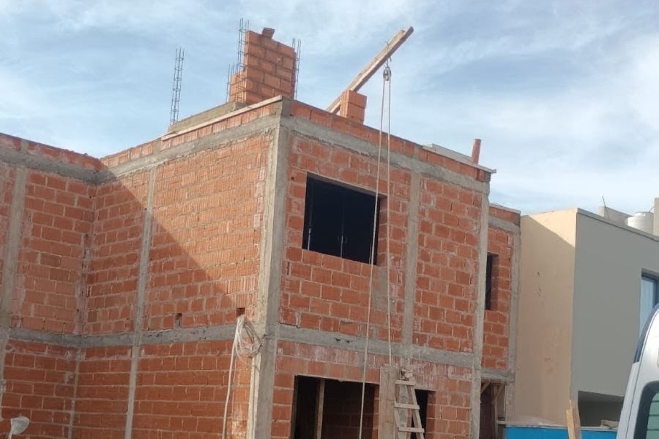 Hospitalizaron a un albañil tras caer de cuatro metros en una obra en construcción en Córdoba