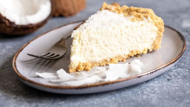 La tarta de coco saludable se prepara con ingredientes simples y puede disfrutarse como merienda o postre.