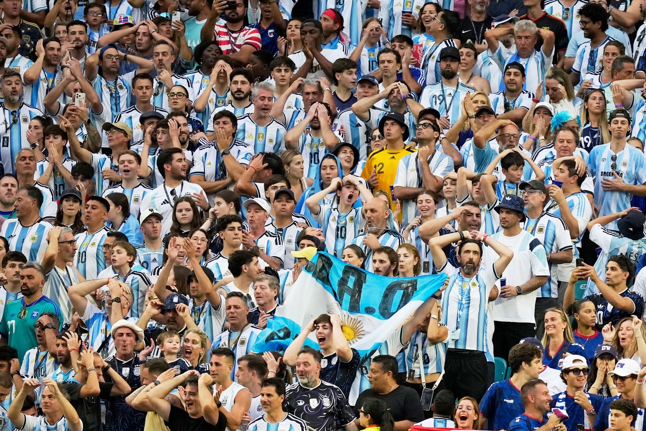 La hinchada argentina es una de las más masivas en el Mundial 2026. (AP)