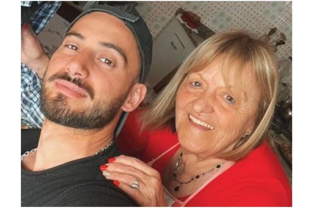 Nico Occhiato con su abuela.