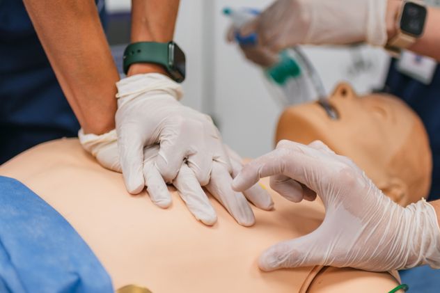 La reanimación cardiopulmonar (RCP) es la maniobra indicada cuando una persona no responde, no tiene pulso y no respira normalmente.