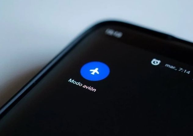 El truco del modo avión para cargar el celular: qué es verdad y qué es un mito.