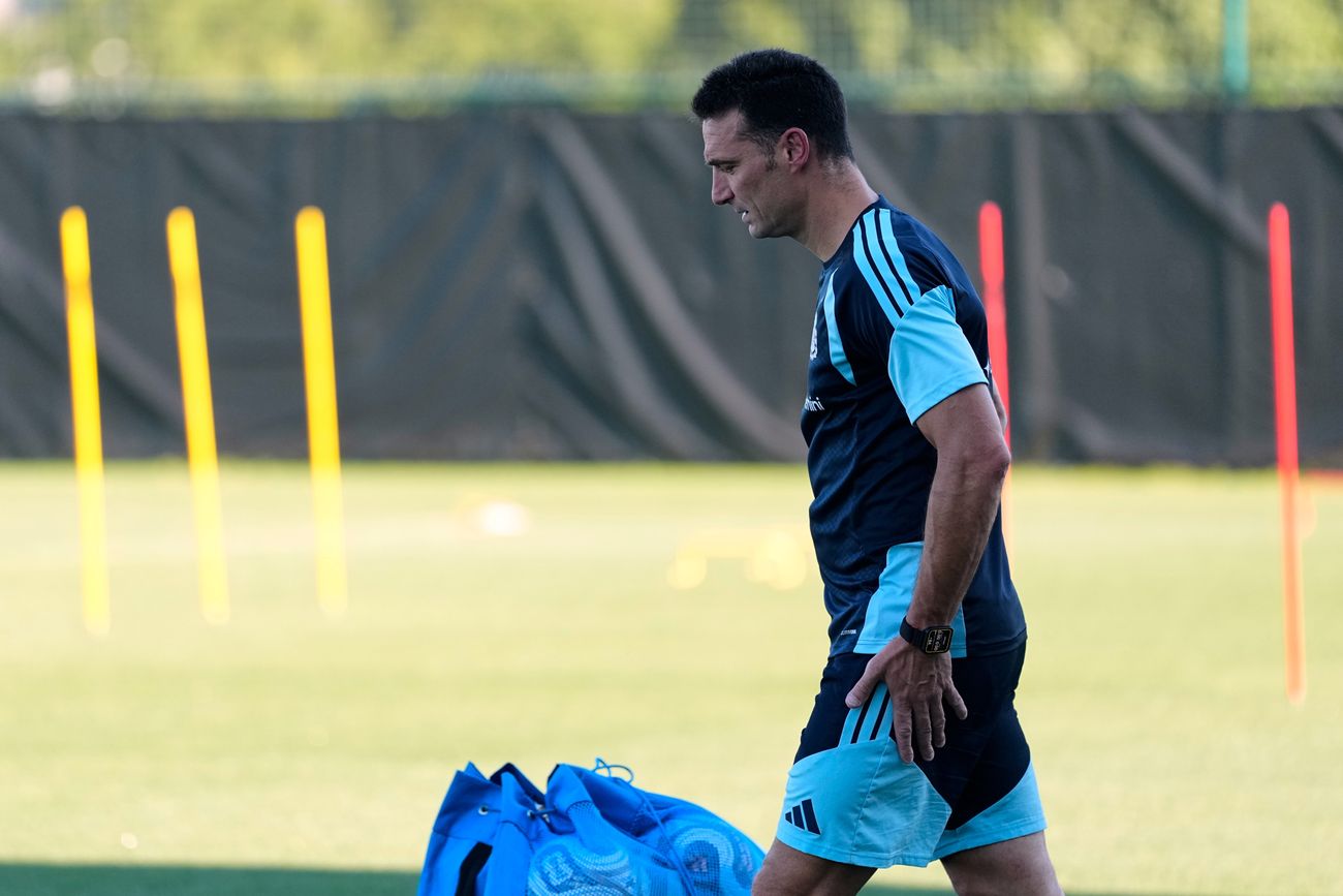 Lionel Scaloni y su cuerpo técnico definen qué equipo presentarán el miércoles ante Inglaterra en las semifinales del Mundial 2026. (AP)