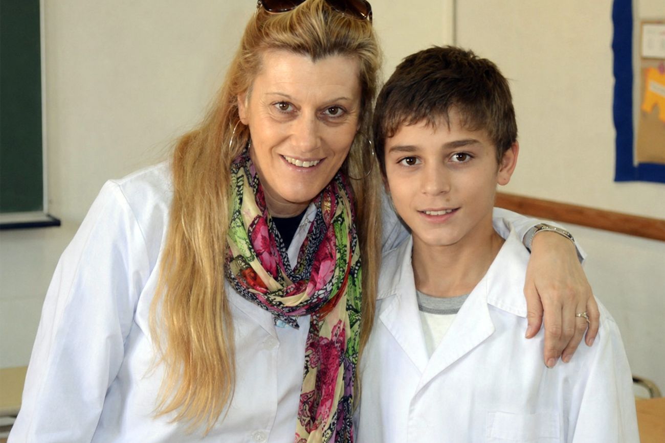 Julián Álvarez junto a su "seño" de tercer grado.